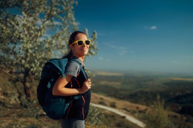 Bir Patika Macerasında sırt çantalı. Manzaraya hayran.