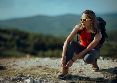 Bir Patika Macerasında sırt çantalı. Manzaraya hayran.