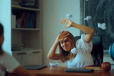 Yaramaz Öğrenciler Stresli Öğretmene Kağıt Toplar Atıyor