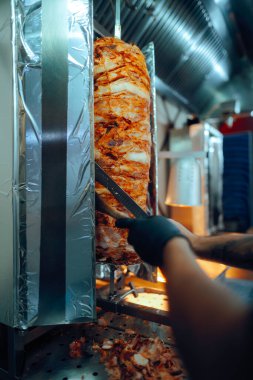 Fast Food Şefi Doner Bıçaklı Kızarmış Et Kesiyor