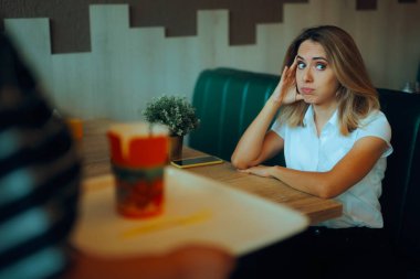 Mutsuz müşteri yemek siparişini beklemekten yoruldu.