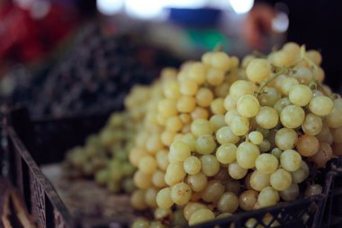 Yeşil Sonbahar Üzümleri Markette Bir Tezgahta Duruyor