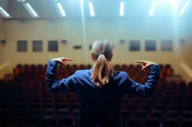 Kibirli Lider kendini gösteren bir halk konuşmasını prova ediyor.
