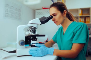 Tıbbi Araştırmacı Laboratuvarda Mikroskop Arıyor