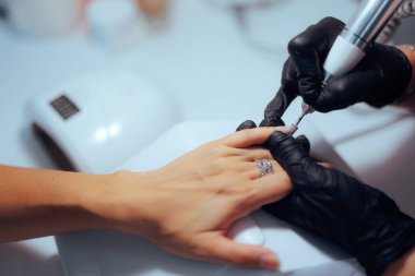 Manikürcü Müşterilerin Çivileri Üzerine Elektrikli Çivi Dosyası Kullanıyor