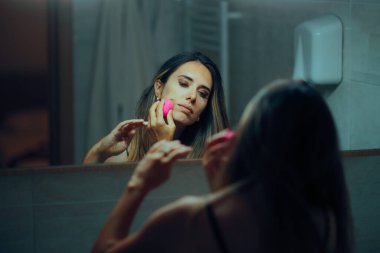 Aynadaki Vakfı Uygulamak İçin Karıştırıcı Sünger Kullanan Kadın