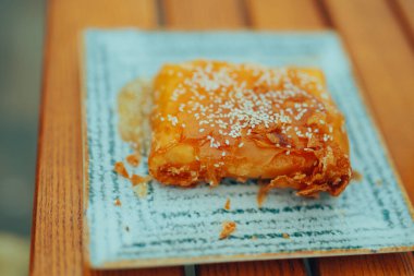 Yunan Balı ve Susamlı Turta Restoranda Tabakta