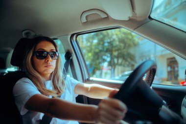 Endişeli Yeni Şoför Tekerlek Arkasındaki Yeteneklerinden Emin Değil