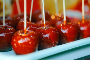 Aşçılık Fuarında Çubuk Şekerli Elmalar