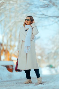 Şık Kış Kıyafeti Giyen Güneş Gözlüğü Giyen Kadın