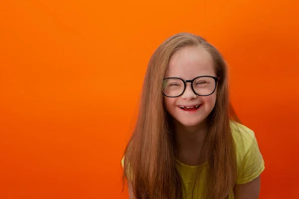 Щаслива Дівчина Синдромом Дауна Розважатися Сміятися Забавні Косички Студія Портрет Ліцензійні Стокові Фото