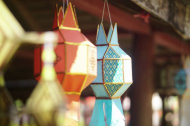 Tayland 'daki Yeepeng festivalinde renkli geleneksel kağıt fener dekorasyonu.
