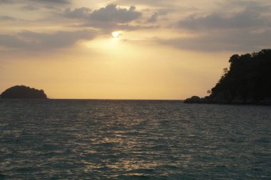 Adanın deniz manzaralı gün batımı. Tatil seyahati