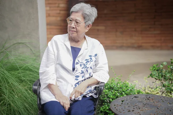 Old Elderly Elder Senior Woman Resting Relaxing Garden Park — Stock Photo, Image