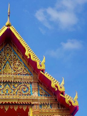 Dini ve kültürel inançlara göre inşa edilmiş sıva tasarımlı Tayland tapınağı demir ağıyla hayvanları korur.