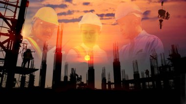 İnşaat işçisi inşaat alanında çalışıyor. Soyut gökyüzü günbatımı arka planında proje mühendisi ekibiyle birlikte.