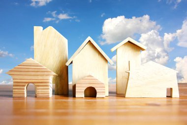 Ahşap model ev kahverengi tahta bule gökyüzü beyaz bulutlu doğa arka planı