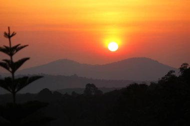 Kara manzarası güneşi dağ katmanlı güzellik gökyüzü soyut doğa arkaplanı