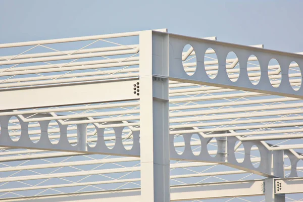 Konstrukcja Stalowa Białym Abstrakcyjnym Wzorze Placu Budowy — Zdjęcie stockowe