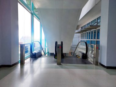 Yürüyen merdivenler bina içinde aşağı ve yukarı kolaylaştırır.