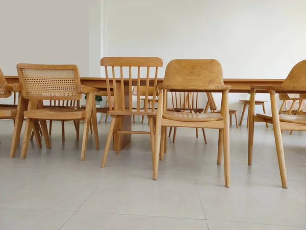 Ξύλινες Καρέκλες Σχεδιασμός Που Δείχνει Μοτίβο Ξύλου Στο Πάτωμα Γρανίτη — Φωτογραφία Αρχείου