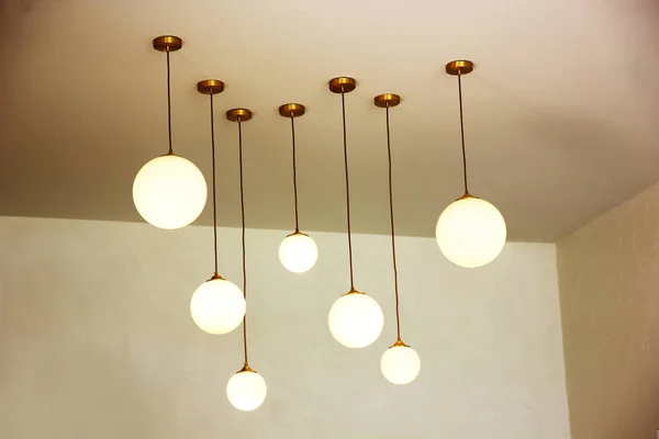 tavan lambaları top şeklinde dekorasyon kare oda, canlı iç mekan konsepti