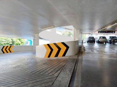Park binasını trafik işaretleri ve güvenlik levhalarıyla donatın..