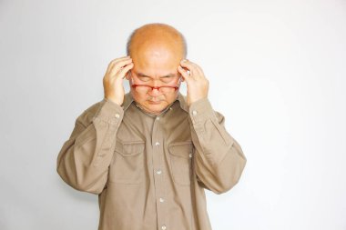 Asyalı bunalımlı yaşlı kel adam beyazları soyutladı.