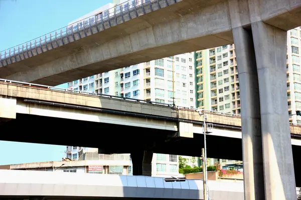 İş alanı manzaralı, gökyüzü treniyle güçlendirilmiş beton bina.