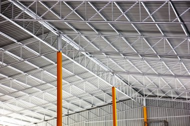 Çelik yapı geometrik şekilli depo. Metal çatının altındaki çatı çubuğu. Soyut desenli demir arka plan.