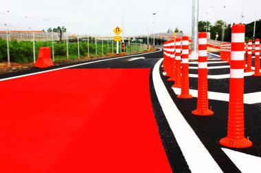 kırmızı plastik trafik konileri trafik hatları bölge uyarı sürücüsüne yüklenir yolda dikkatli olun