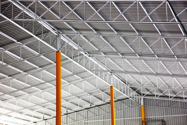 Çelik yapı geometrik şekilli depo. Metal çatının altındaki çatı çubuğu. Soyut desenli demir arka plan.