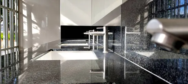 Su musluğunu kapat, granit yüzeyi olan musluk umumi banyoda lavabo aç. Güneş ışığının banyodaki bakterileri öldürmesi için tasarlanmış.