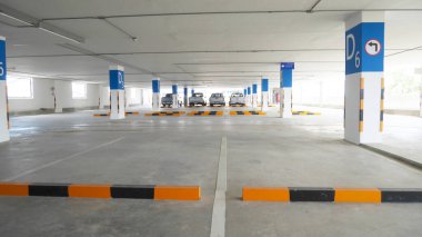 Park binası. boş park alanı beton bina