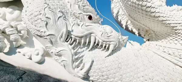 Close-up of the dragon\'s face, the details of the three-dimensional stucco craftsmanship are even more beautiful.