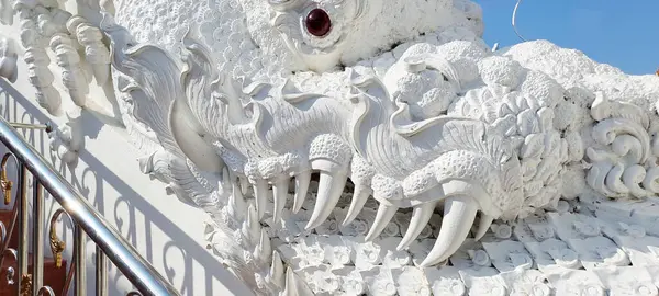 Close-up of the dragon\'s face, the details of the three-dimensional stucco craftsmanship are even more beautiful.