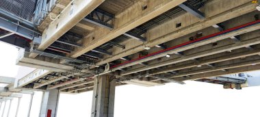 Kanalların tasarımı ve kurulumu, elektrik ve iletişim kablo sistemleri, yedek sistemler, güvenlik sistemleri, güçlendirilmiş beton yapıların altındaki drenaj boruları.