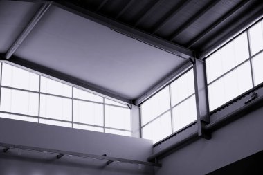 Mühendisler binayı aydınlatma ve enerji tasarrufu için yüksek tavanların yakınında çatı pencereleri oluşturmak üzere tasarladılar..