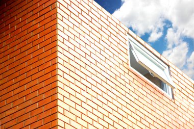 Duvarda kahverengi seramik süsleme kullanarak ev dış tasarımı