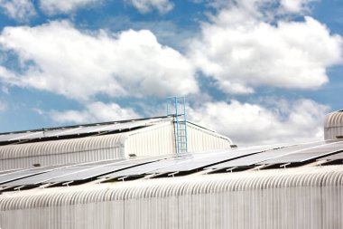 Güneş panellerinin çatısı yeşil iş. Akıllı fabrikaların güneş enerjisi sistemi