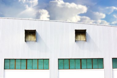 Fabrika deposunun havalandırma delikleri olan yuvarlak metal duvar.