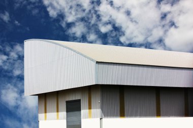 Fabrika deposunun gri kıvrımlı metal çatısı