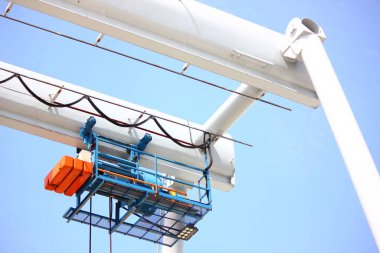 Alçak açılı açıyla çekimleri kapat. Mavi gökyüzüne karşı elektrik motorunu ayarla.