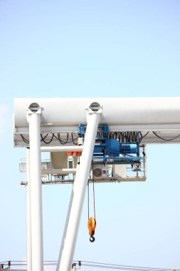 Açık havada yakın çekim. Mavi gökyüzüne karşı iki elektrikli kaldırma motoru ayarlandı.