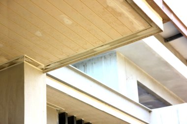 Yapım aşamasında olan bir ev tasarlayın. Minimalist tarzda. Kare kirişler, boyutlar için birden fazla katman halinde dizilmiş.