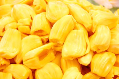 Yakından bakınca sarı meyveli et enfes bir koku yayıyor..