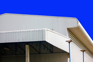 Dış kaplamalı metal kaplama çatı ve fabrika inşaatının duvarları. kıvrımlı metal levha beton duvar inşaat malzemesinin yerini aldı