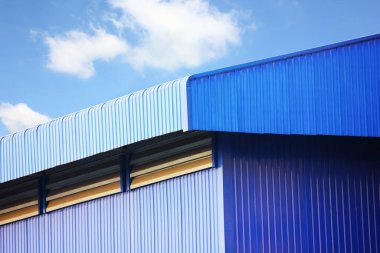 Dış kaplamalı metal kaplama çatı ve fabrika inşaatının duvarları. kıvrımlı metal levha beton duvar inşaat malzemesinin yerini aldı