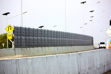 Toplumda beton köprüye ses geçirmez duvar kurulur. Çimento ses geçirmez bariyer trafik gürültüsünü azaltır