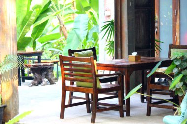 Teras dekorasyonuna ayarlanmış kahverengi sandalyeleri kapat